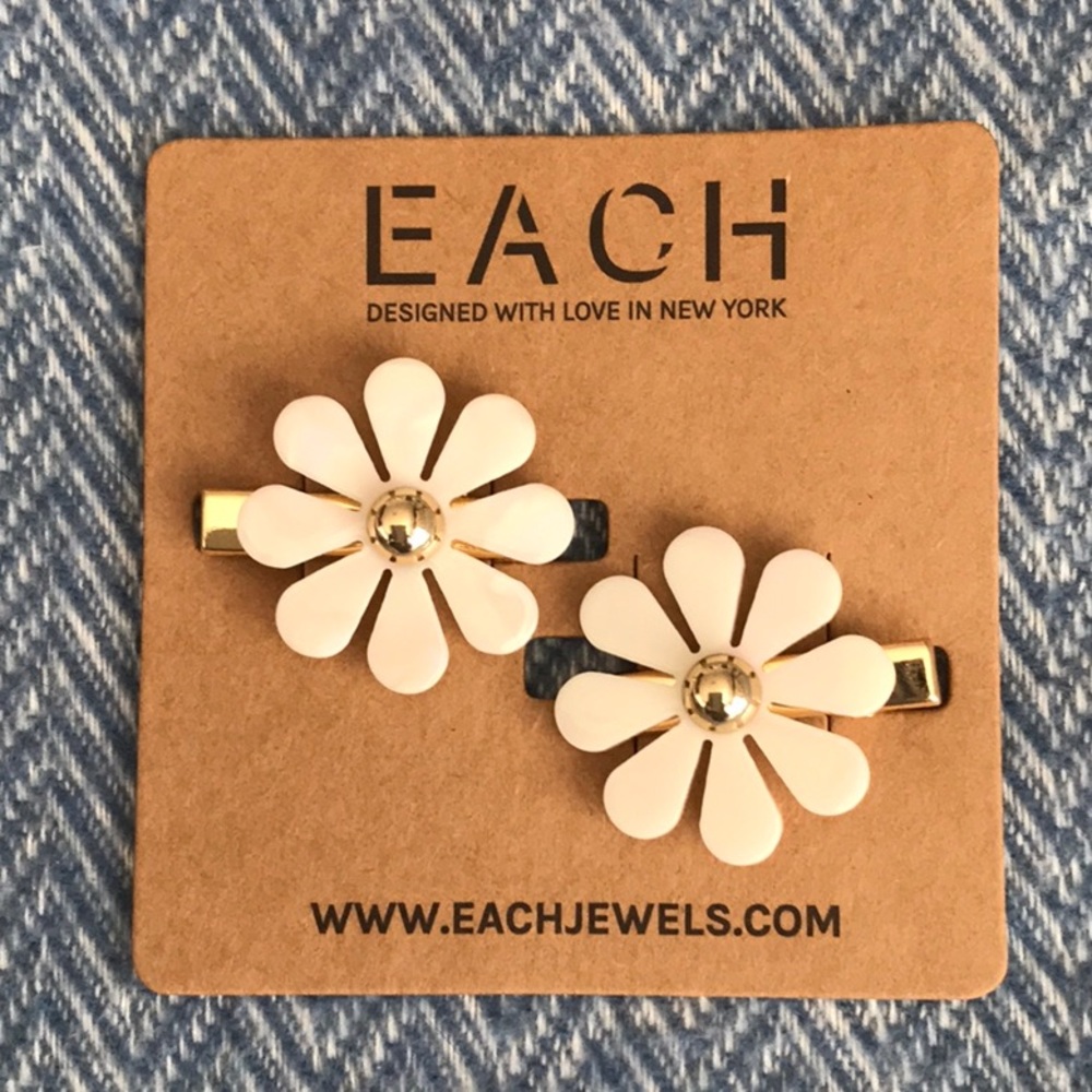 EACH pearly flower hair clips